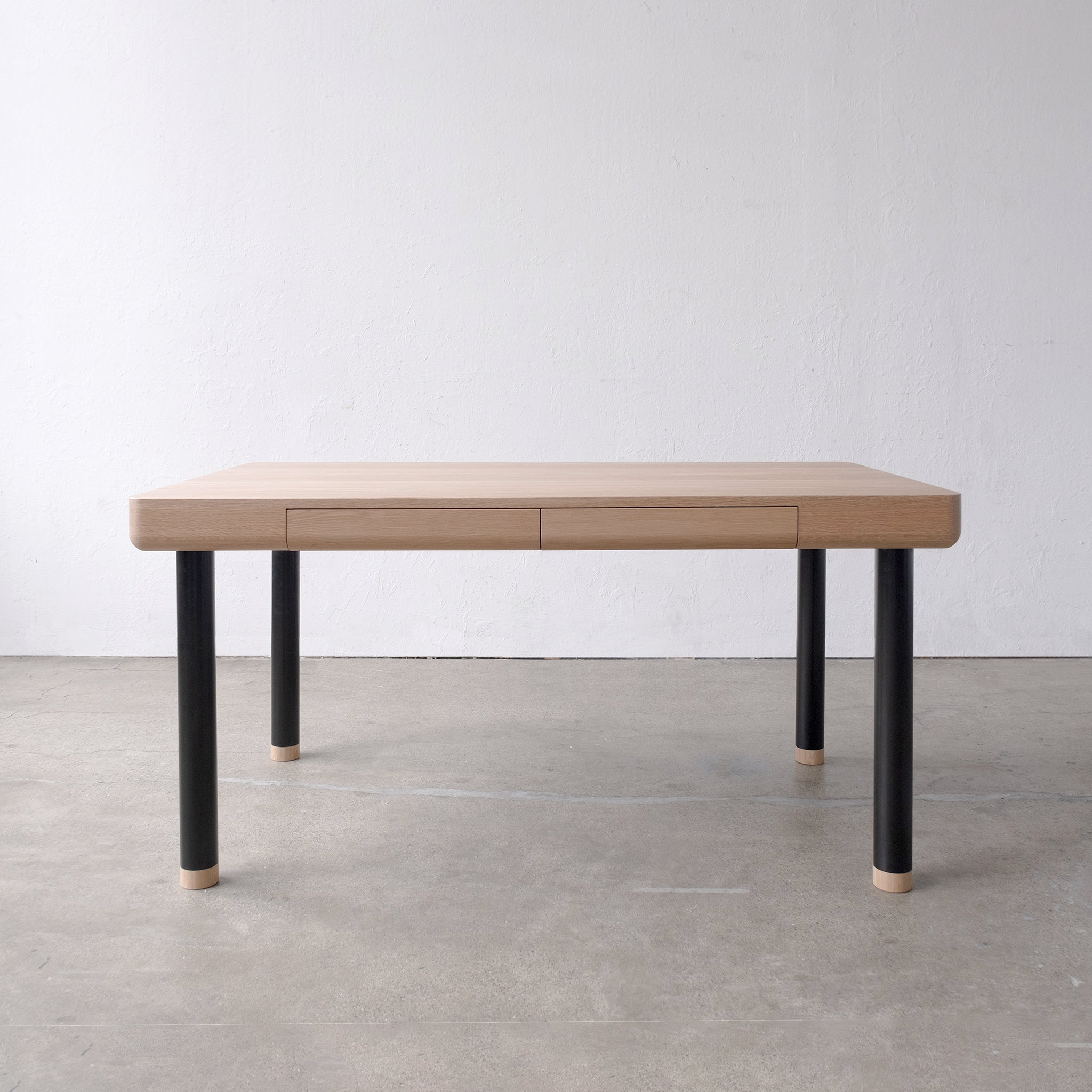 Sit-stand dining table lowered black legs