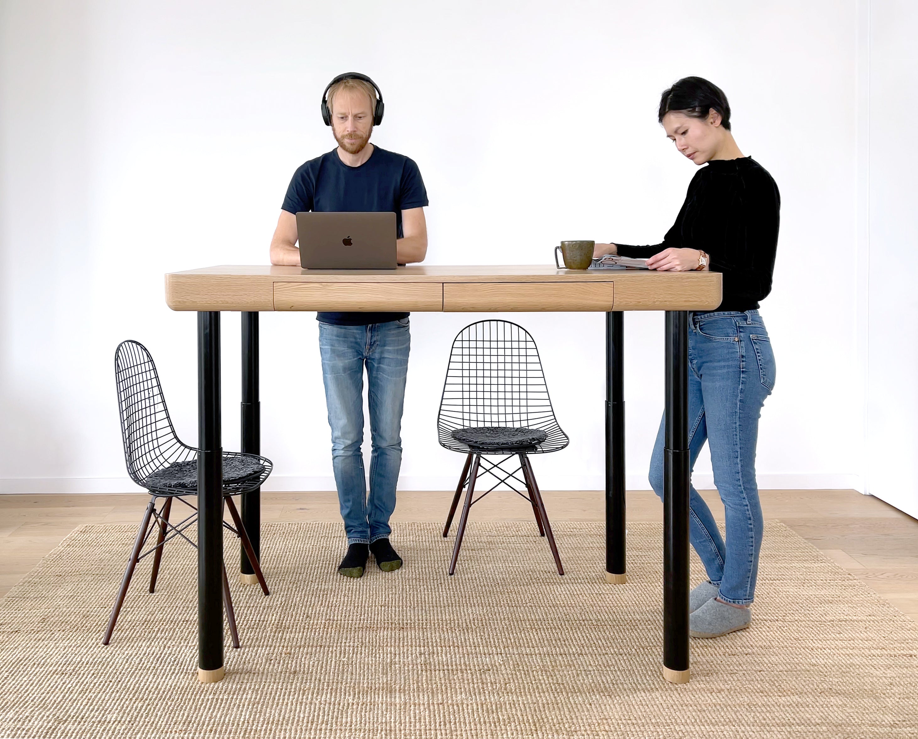 Adjustable-Height Eat-Work Table