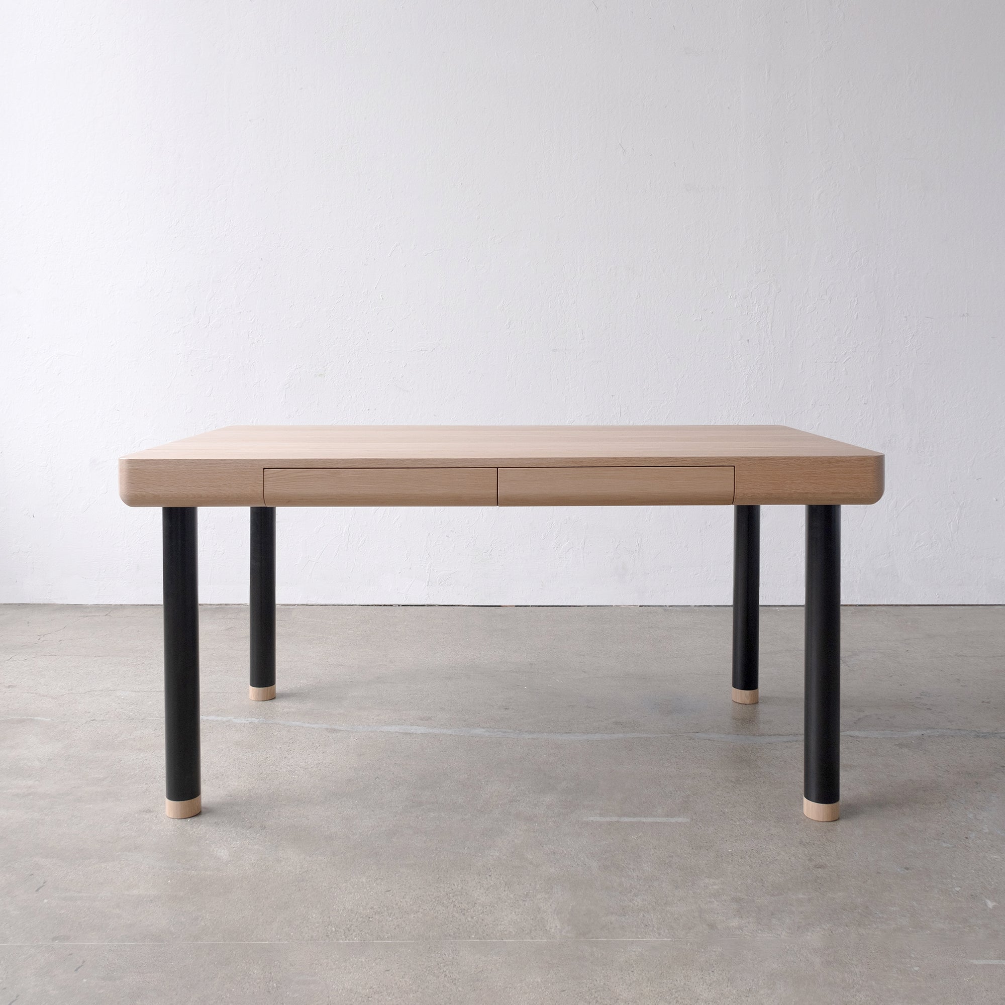 Sit-stand dining table lowered black legs